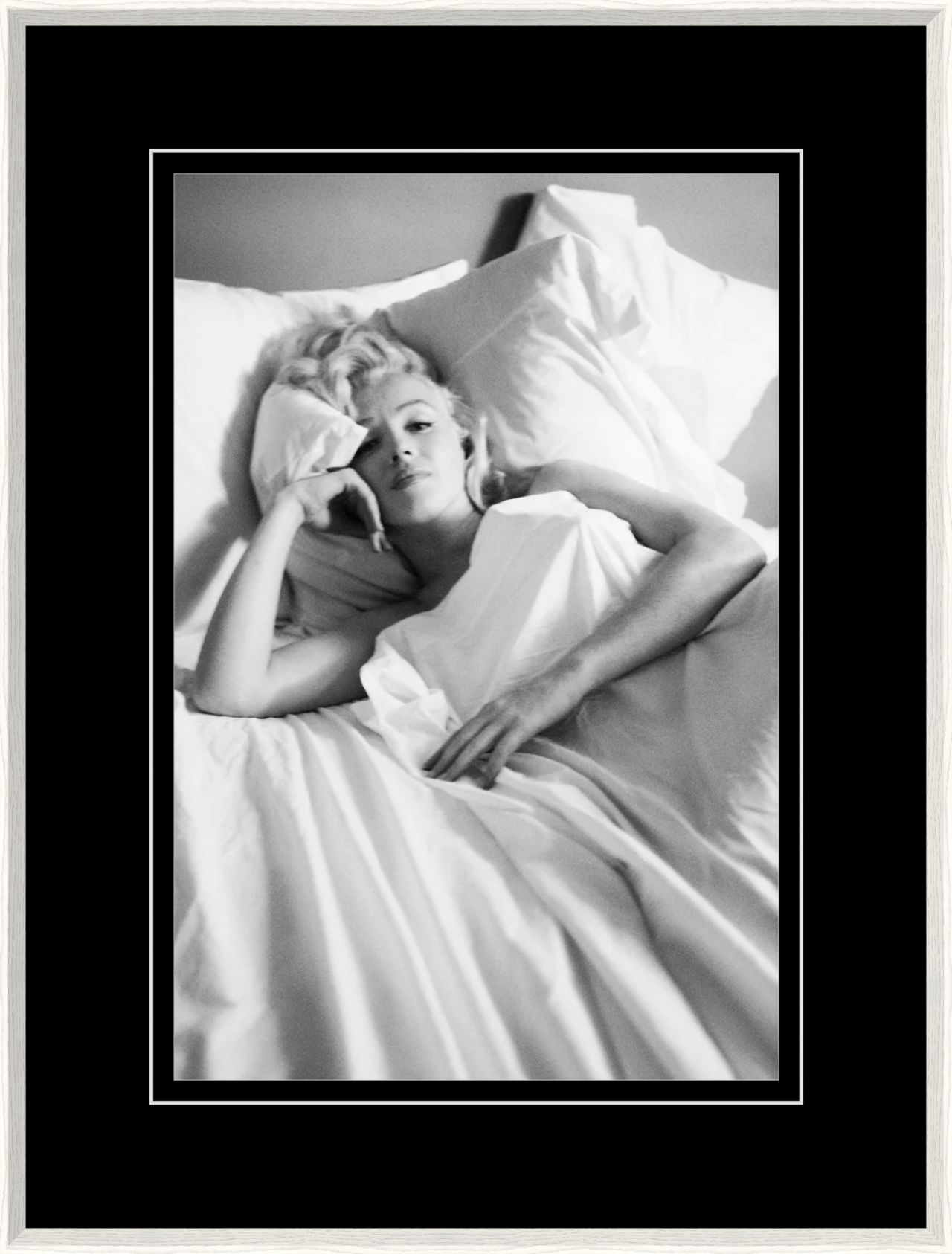 POSTART BIANCO E NERO ‘MARILYN MONROE LYING IN BED’ SP08 - catalogo