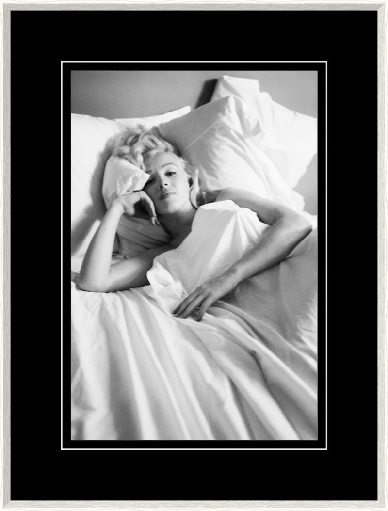 POSTART BIANCO E NERO ‘MARILYN MONROE LYING IN BED’ SP08 - catalogo